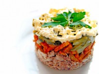 Слоеный салат из курицы Сказка
