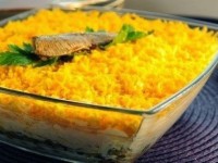 Праздничный салат со шпротами, сухариками, грибами