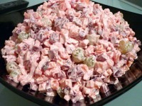 Розовый салат с курицей, крабовыми палочками, овощами – восхищает красочностью!
