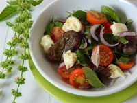 Салат с куриной печенью, овощами, беконом