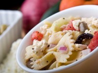 Греческий салат с овощами, сыром и макаронами