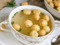 Старорусская кухня – ароматный куриный консоме с профитролями