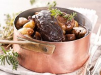 Жареная говядина с белыми грибами под пряным соусом