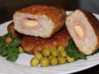 Пасхальный стол – куриные котлеты с сыром и ветчиной