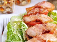 Теплый салат с курицей и беконом