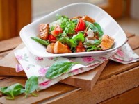 Салат с красной рыбой и овощами в медовом соусе