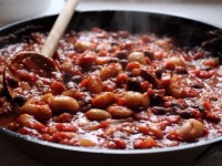 Фасоль в томатном соусе с беконом – сытно и потрясающе вкусно!