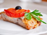 Рыба в духовке по-гречески с сыром и помидорами