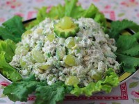 Оригинальный салат с курицей, орехами и виноградом