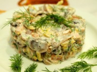 Праздничный салат с грибами и запеченной курицей
