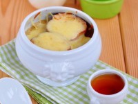 Французский луковый суп с сыром и коньяком