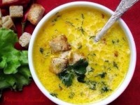 Сырный суп с сухариками и ветчиной