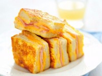Гренки с яйцом, молоком и кабачками