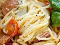Рецепт спагетти с копчеными колбасками и овощами – супер-блюдо!